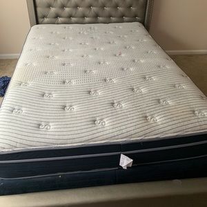 Sofia Vegara (Bed and Dresser) with new Tempurpedi